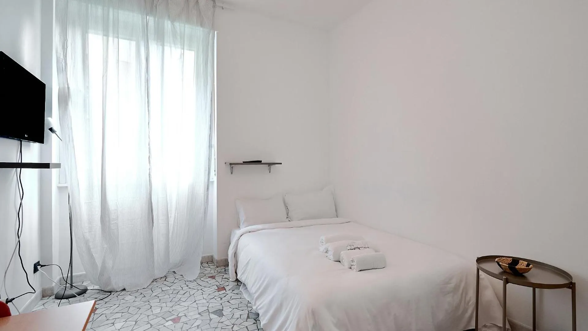 Xenia Apartments - Stylish Navigli Studio Apartment Милан