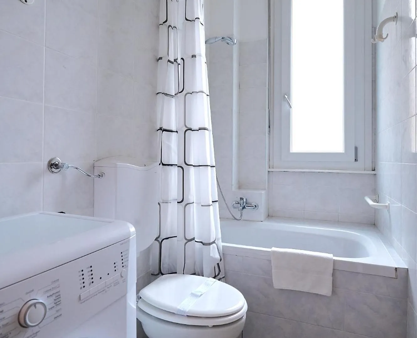 Xenia Apartments - Stylish Navigli Studio Apartment Милан