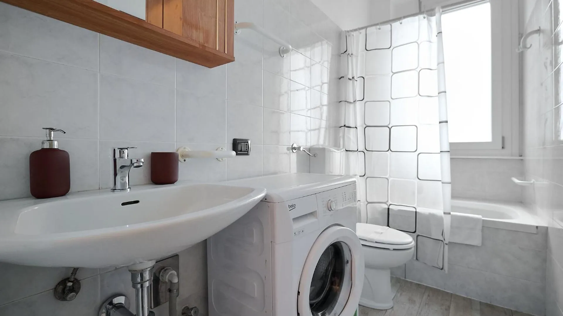 Xenia Apartments - Stylish Navigli Studio Apartment Милан