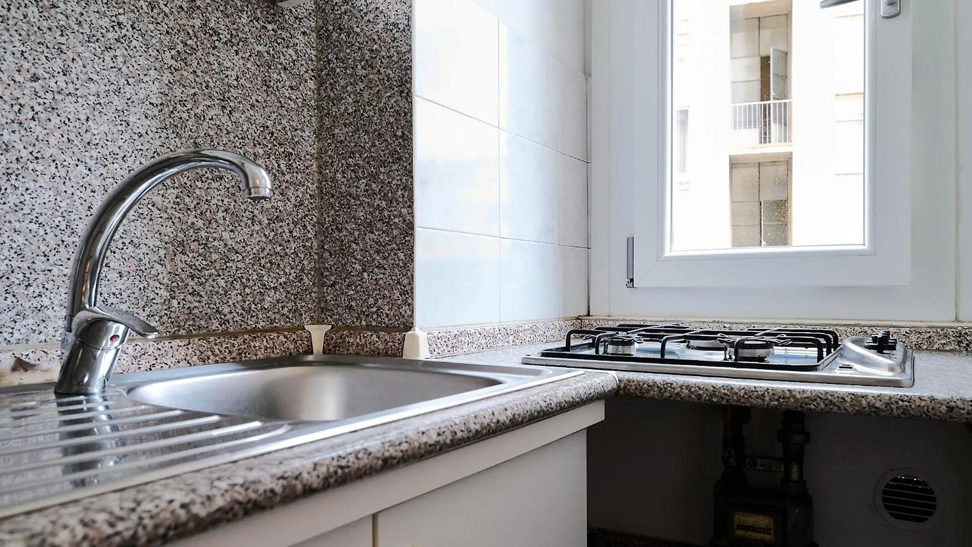 Xenia Apartments - Stylish Navigli Studio Apartment Милан