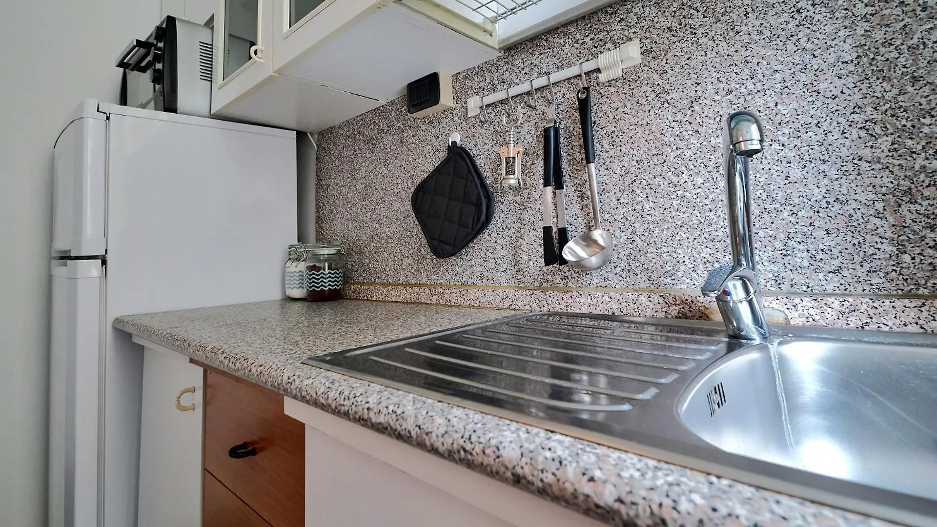 Xenia Apartments - Stylish Navigli Studio Apartment Милан Италия